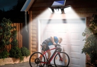 Czy lampa solarna z czujnikiem ruchu sprawdza się jako oświetlenie wokół domu?