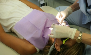 Implanty zębów czy tradycyjna proteza- jakie uzupełnienie wybrać?I