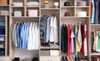 Garderoba kapsułowa — poznaj nurt minimalistycznej szafy