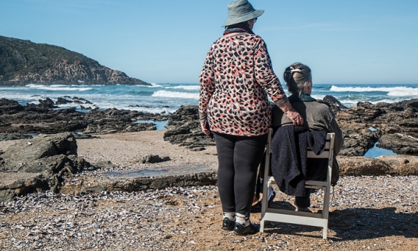 Jak zapewnić opiekę seniorowi w trakcie wyjazdu?