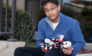 A 13 ans, il commercialise son imprimante braille en Lego