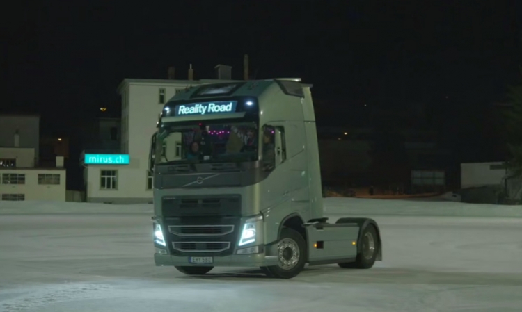 Volvo Trucks kręci film dokumentalny: wokalistka Mapei próbuje życia w drodze