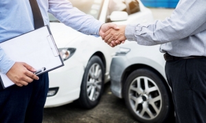 Podpisanie umowy sprzedaży ze skupem aut używanych Auto-Bart w Gdyni