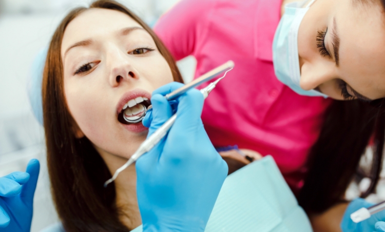 Zahn beim Zahnarzt ziehen