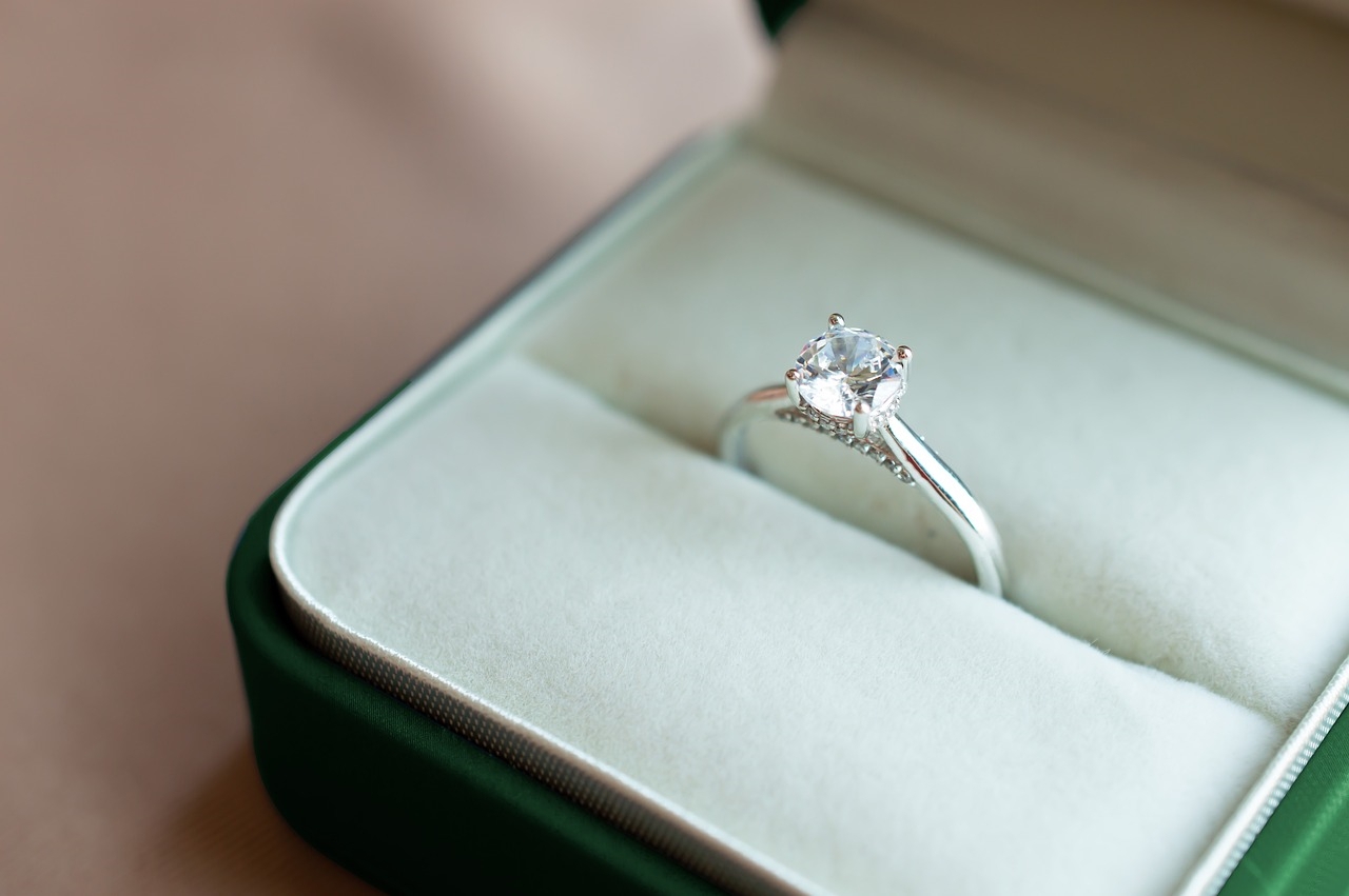 Unveiling the Elegance -A Comprehensive Guide to Selecting the Perfect 2-Carat Diamond for Your Engagement Ring from MoonOcean