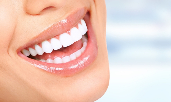 Dlaczego warto odbudować swój uśmiech za pomocą implantów?