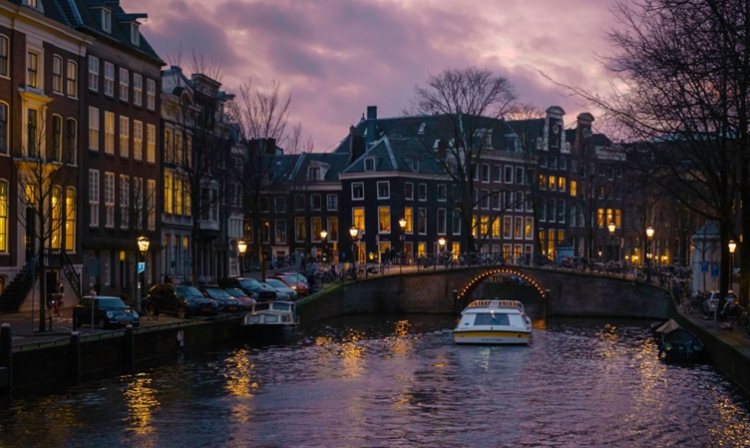Die Amsterdamer Nachtlandschaft ist wunderschön