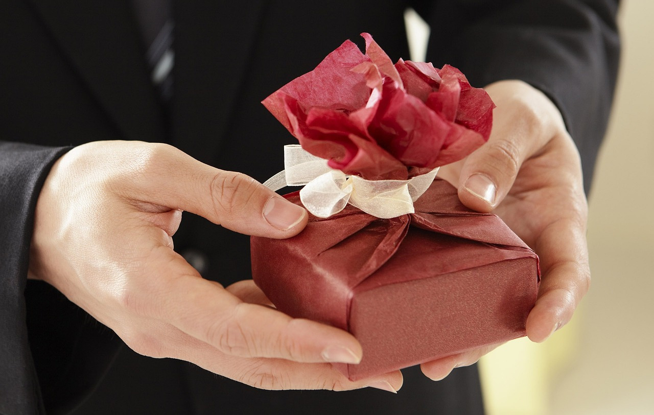 Abschiedsgeschenk Kollegin - Passende Ideen zum Jobwechsel und zur Rente