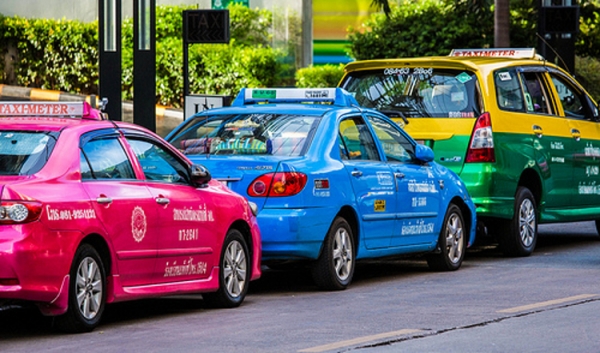 Odprowadzenie samochodu przez taksówkarza – na czym polega ta usługa?
